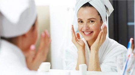 Una dona tenint cura de la seva pell facial