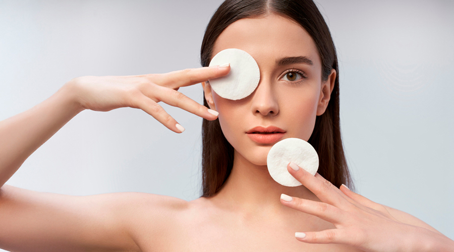 Una dona jove amb la pell ben cuidada (Belleza Activa)