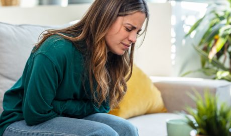 Una dona amb mal de panxa producte d'una intoxicació alimentària