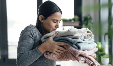 Una dona gaudint de l'olor de la seva roba