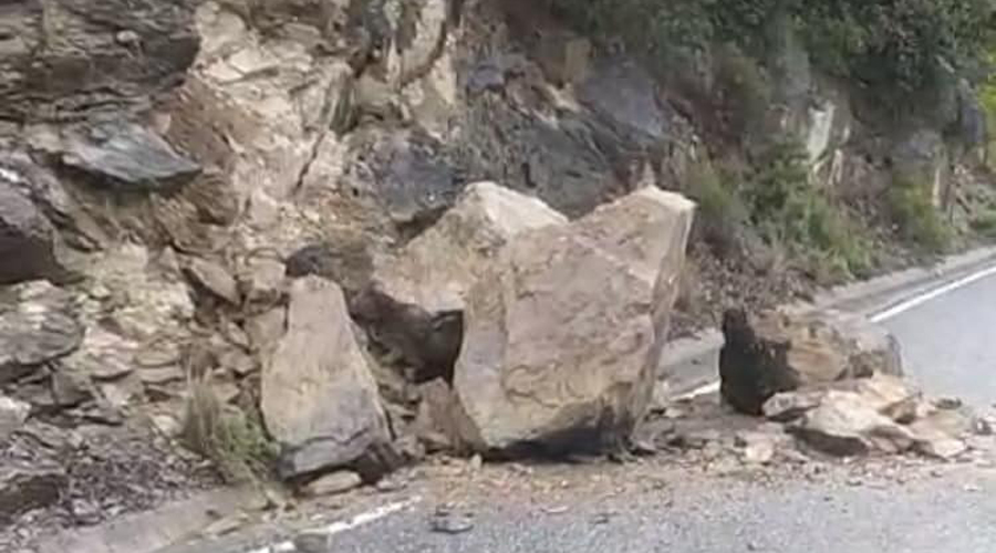 Esllavissada de roques a la carretera de Castellbò (Foto cedida per Albert Arellano a RàdioSeu)