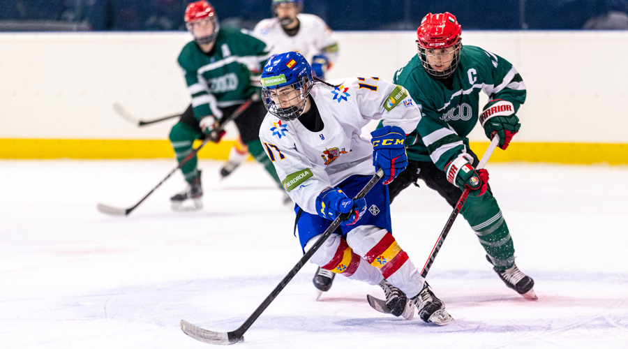 Jugada d'atac de la selecció espanyola femenina d'hoquei gel davant Bèlgica (RFEDH)