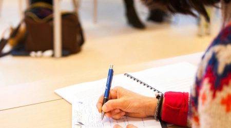 Una estudiant cursant els seus estudis