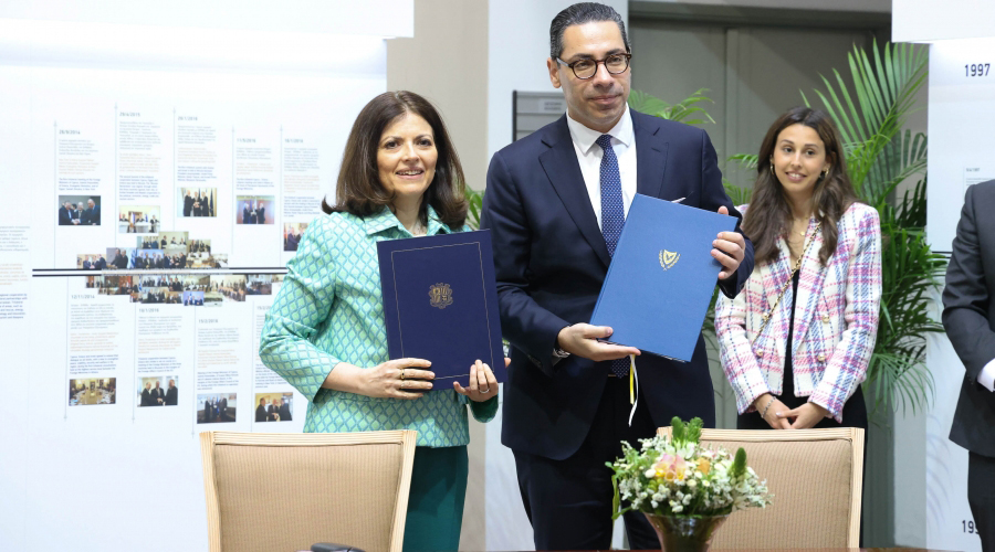 La ministra d'Exteriors, Imma Tor, amb el seu homòleg xipriota, Constantinos Kombos (PIO Andreas Loucaides)