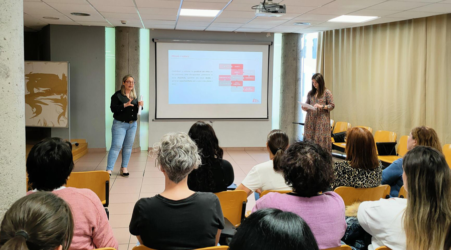 La xerrada adreçada als monitors de menjador que treballen per a AMPAEA (FPNSM)