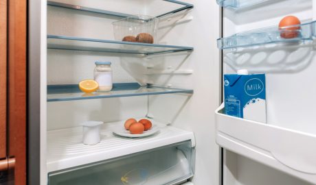 Una nevera ben buida, amb pocs aliments