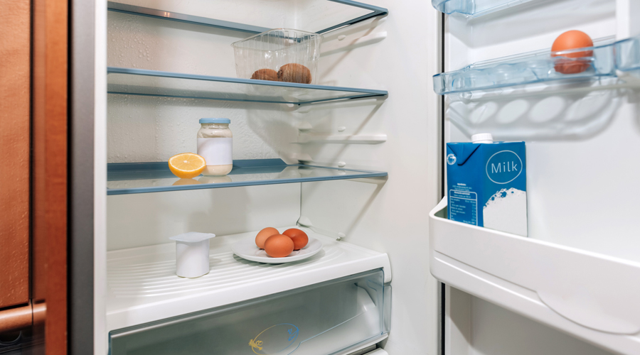 Una nevera ben buida, amb pocs aliments (AMIC)