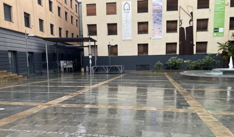 La plaça de les Monges de la Seu d'Urgell aquesta tarda de dissabte, després de les darreres pluges