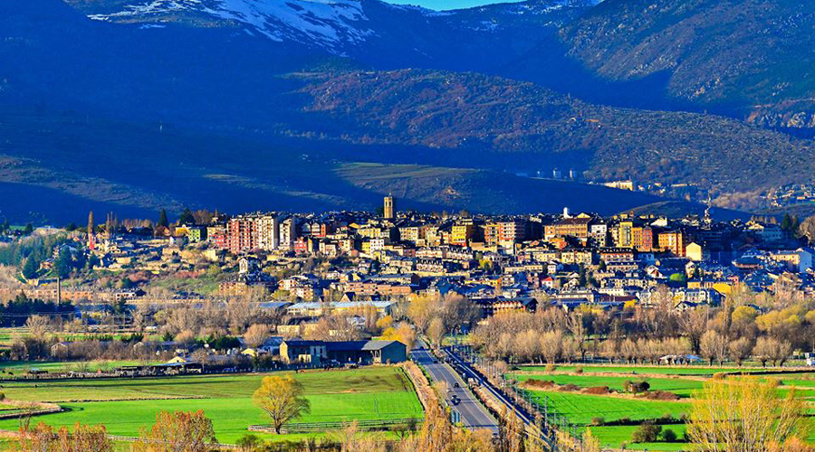 El municipi de Puigcerdà, amb la carretera N-260 en primer terme (Foto: Aj. Puigcerdà / arxiu)