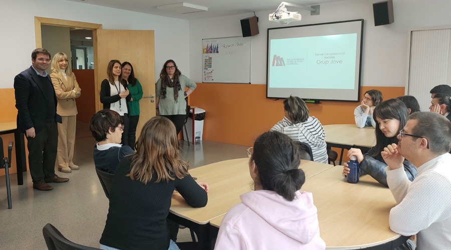 A l'esquerra, el Raonador del ciutadà visitant l'FPNSM (Fundació)