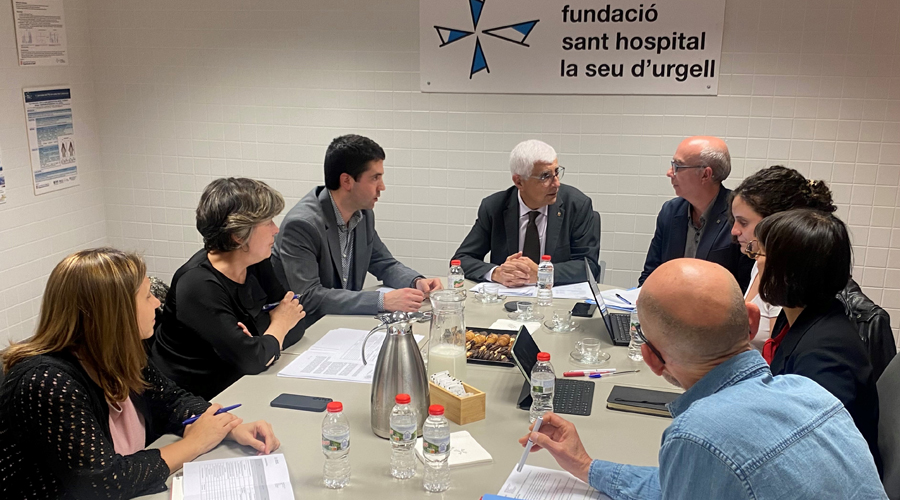 Al centre de la imatge, el conseller català de Salut, Manel Balcells i, a la seva dreta, l'alcalde de la Seu, Joan Barrera (Govern.cat)