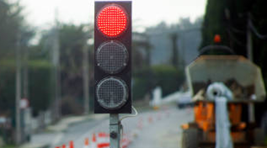 Imatge d'arxiu d'una zona en obres regulada per semàfor (Istock)