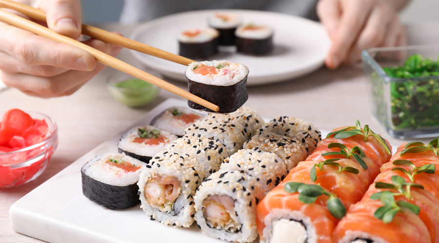 Un bon plat de sushi (AMIC)