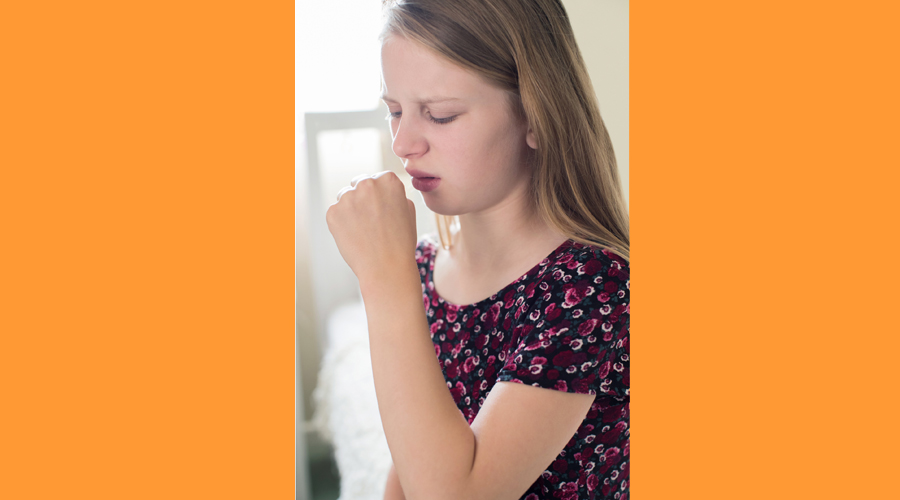 Una adolescent patint un atac de tos (Getty images)