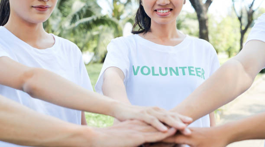 Un grup de joves voluntàries (iStock)