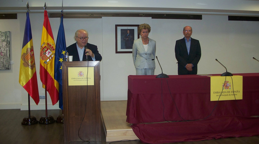 L’ambaixador Carles Pérez-Desoy presentant la pintora Elisenda Capdevila i el comissari de l'exposició Joan Ganyet  