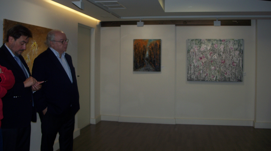 El ministre conseller Enrique Conde i l’ambaixador espanyol davant dels quadres, “Improntus” i “Encreuaments” en color rosa