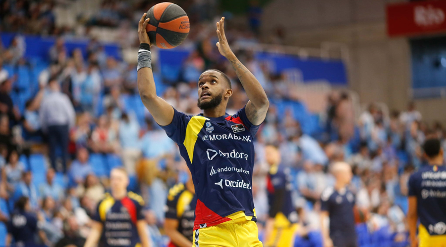 Jean Montero intentant un llançament per al BC Andorra (club)