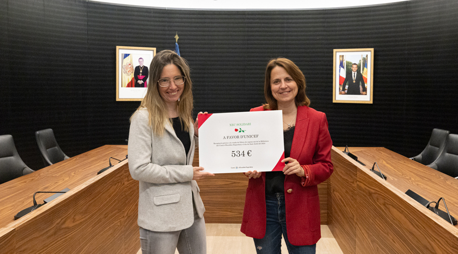 A la dreta, la cònsol major d'Escaldes, Rosa Gili, lliurant el xec a Marianela Vila, presidenta d'Unicef Andorra (comuee)