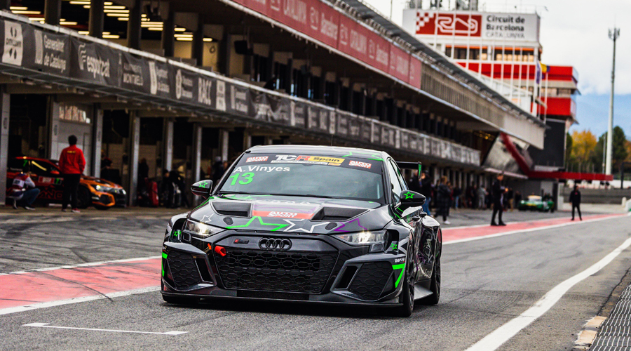 Amalia Vinyes pilotant el seu Audi al Circuit de Montmeló-Barcelona (comunicació Amalia Vinyes)