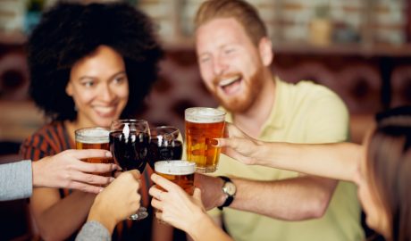 Uns amics brindant amb vi i cervesa