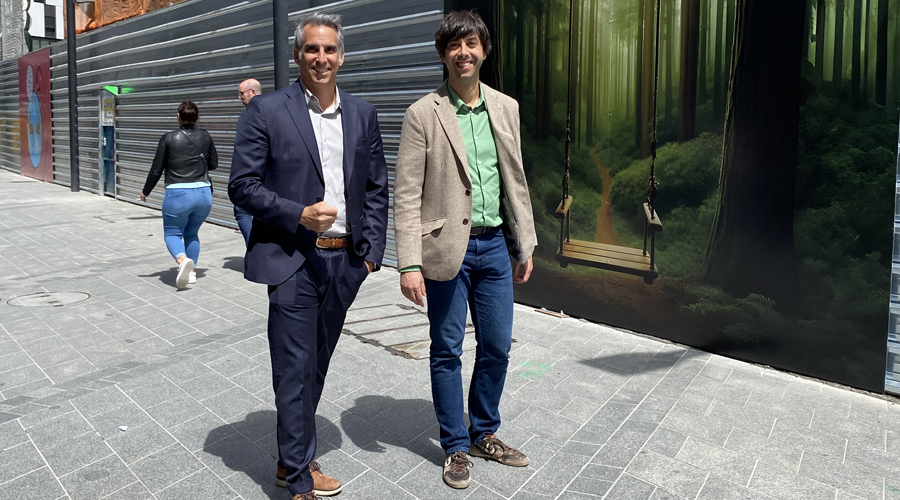 Cèsar Marquina, del programa Node, i el cònsol major d'Andorra la Vella, Sergi González (Andorra Telecom)