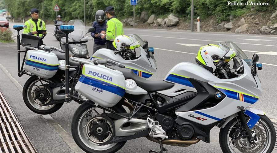 Control d'uns agents al conductor d'una motocicleta (Policia d'Andorra)