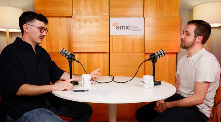 Dídac d'Amat, a la dreta, sent entrevistat (Esteve Vallmajor Díez de Andino - El Monocle)