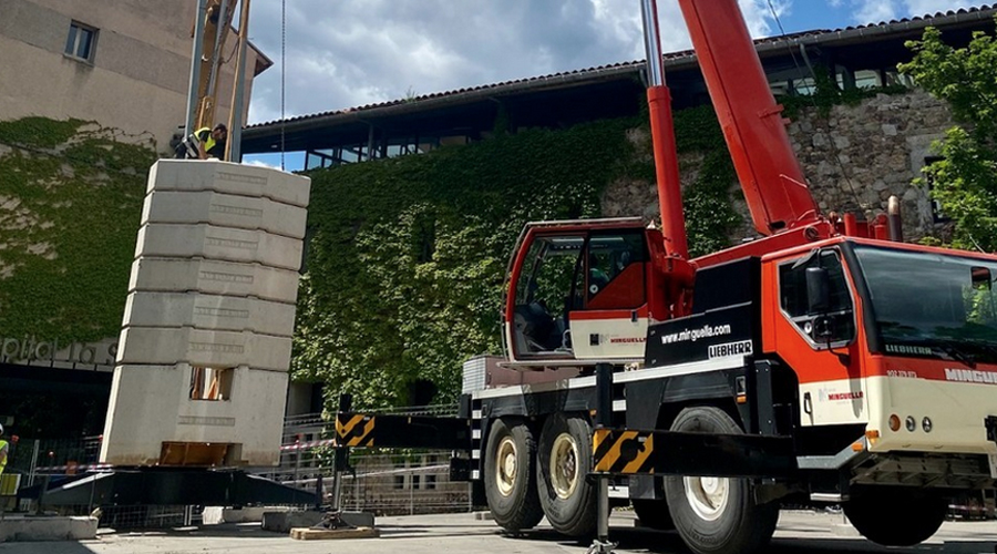 Grua instal·lada a la plaça Soldevila, davant de la Fundació Sant Hospital