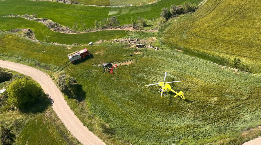 Els Bombers i el SEM atenen l'helicòpter sinistrat aquest dijous a Vilanova de l'Aguda (Foto: Bombers Generalitat)