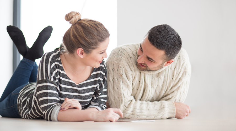 Una dona i un home utilitzant una tauleta (AMIC)