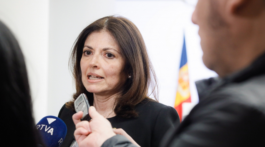 La ministra, Imma Tot, atenent els mitjans de comunicació (SFG)