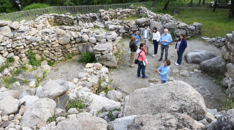 Representants del Govern, del Comú i la propietat del terreny visitant el jaciment de la Margineda (SFGA)