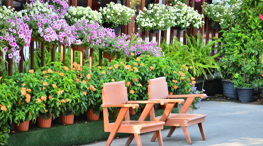 Un jardí a base de torretes amb plantes i flors (AMIC)