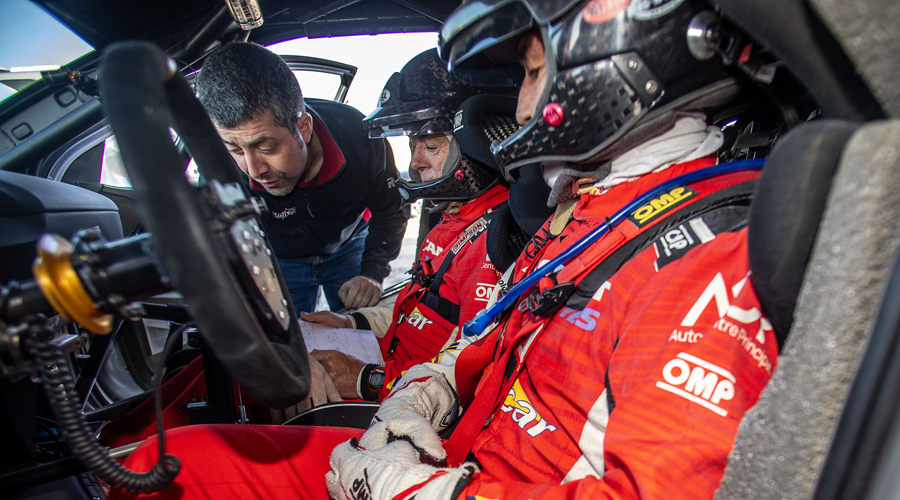 Joan Vinyes -en primer terme- i Jordi Mercader a l'interior del vehicle (FotoEsport)