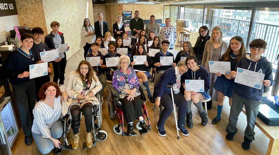Foto de família dels participants al Jove Voluntariat Lector (BOMOSA)