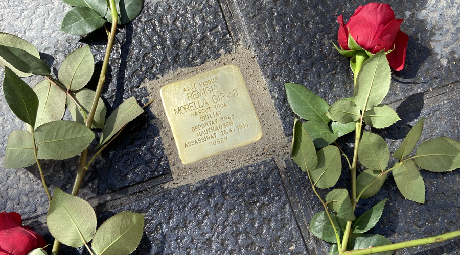 Una llamborda Stolpersteine, a la Seu, en memòria de Remigio Morella, assassinat pels nazis (Aj. la Seu)