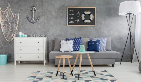 Un saló decorat amb un clar estil marí