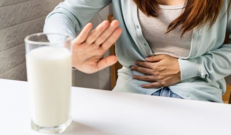 Una dona amb intolerància a la lactosa