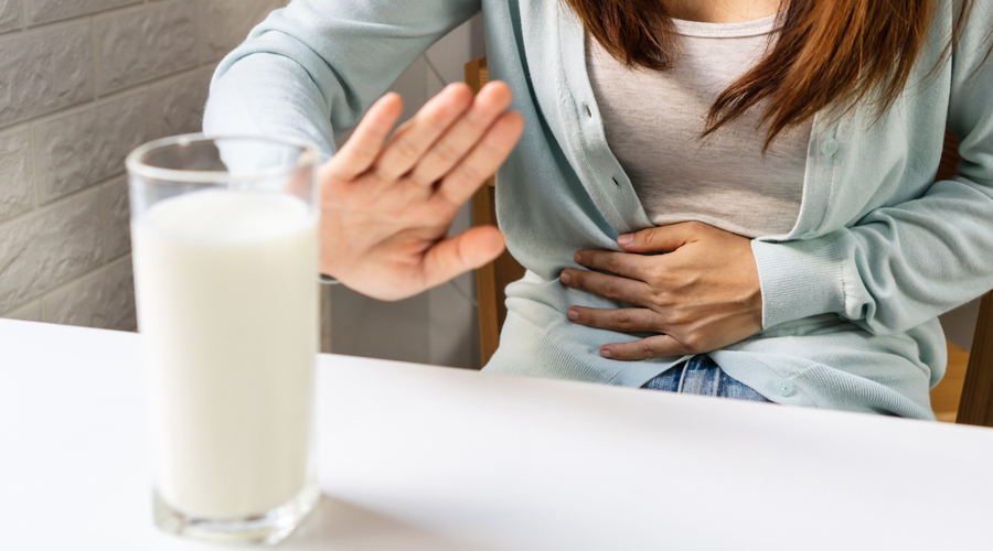 Una dona amb intolerància a la lactosa (Getty images)