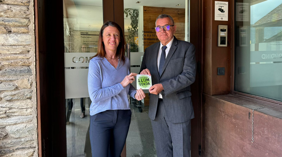 Maria del Mar Coma i Albert Moles amb el segell Llum Verda (Comú d'Ordino)