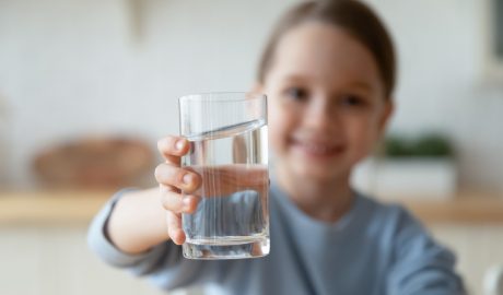 Una nena amb un got d'aigua