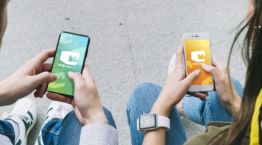 Dos joves veient la nova imatge gràfica del Canòlich Music (festival)