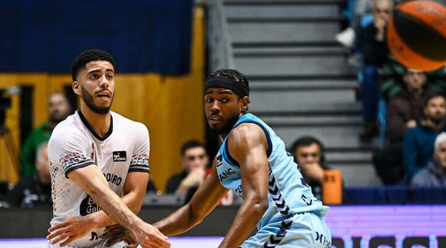 Jerrick Harding intentant aturar un jugador de l'Obradoiro (acb Photo / A. Baúlde)