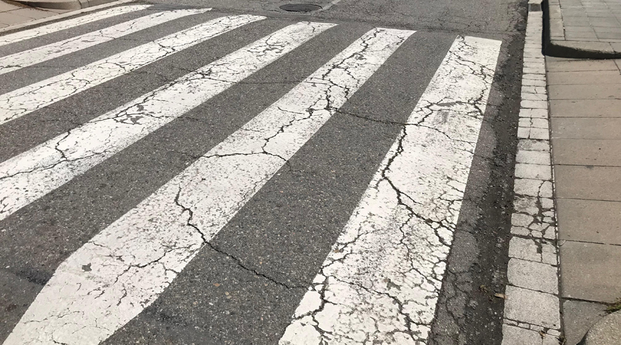 Un dels passos de vianants que seran repintats a la Seu (Aj. la Seu)