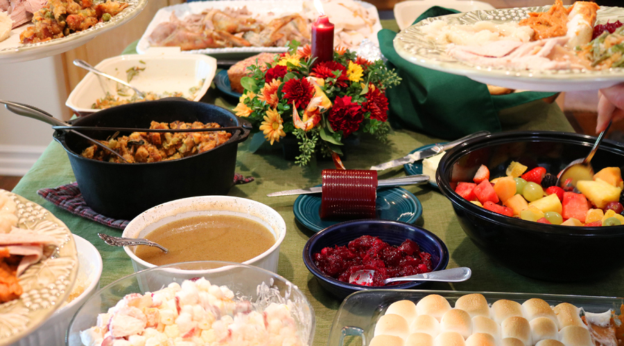 Una taula amb una gran varietat de plats de menjar (Getty images)