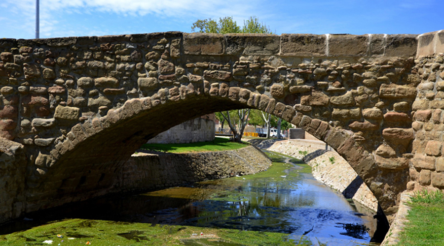 El pont de pedra d'Agramunt sobre el riu Sió