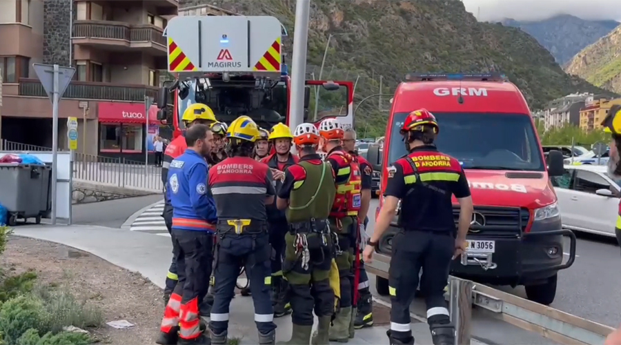 Tasques de recerca del treballador caigut al riu a Escaldes (ATV)