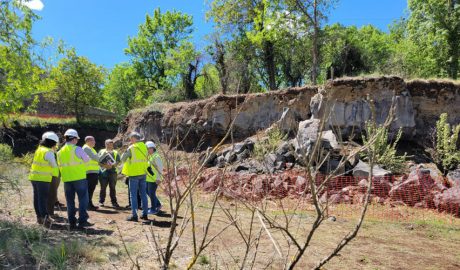 Autoritats de la Generalitat visitant les obres de restauració de l'extractiva abandonada del Turó de la Pomareda, a Olot