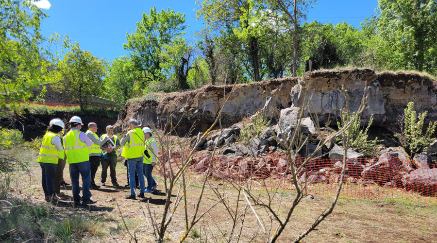 Autoritats de la Generalitat visitant les obres de restauració de l'extractiva abandonada del Turó de la Pomareda, a Olot (Govern.cat)